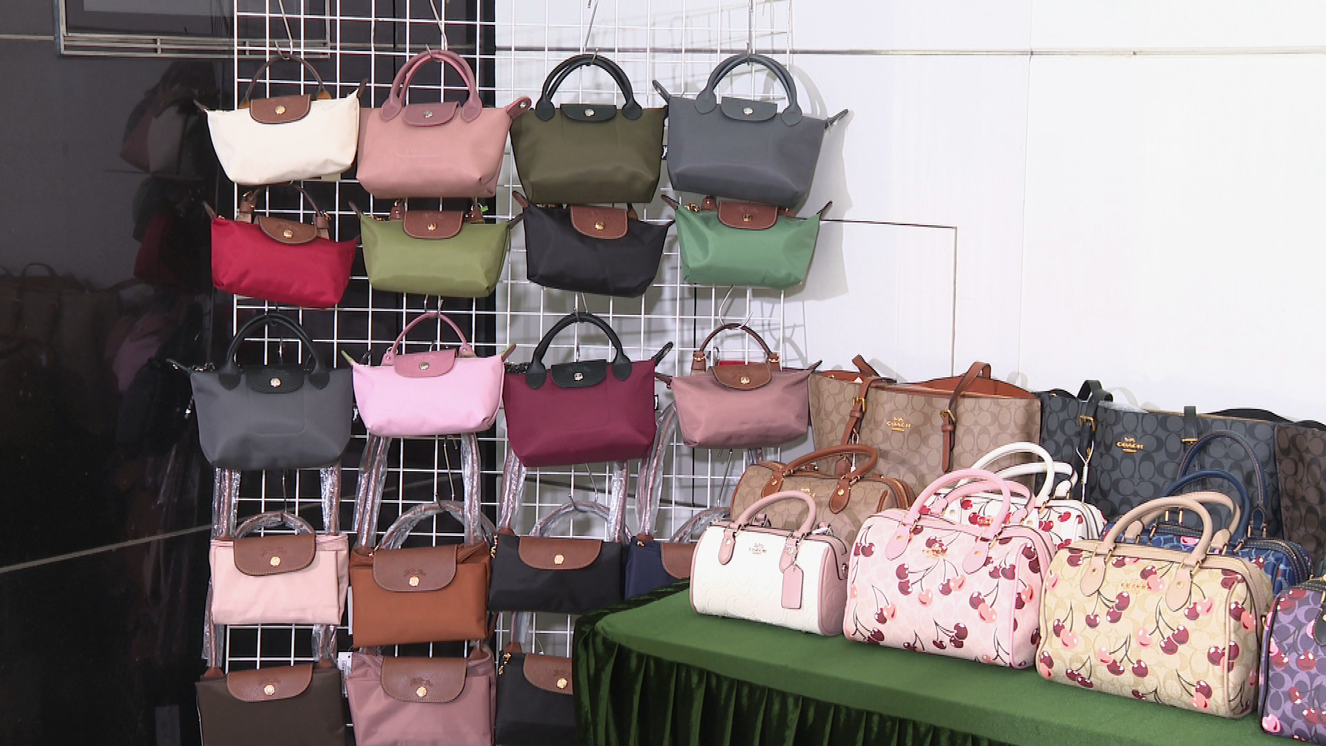 海關旺角通菜街突擊搜查　檢1,800件冒牌貨拘4人