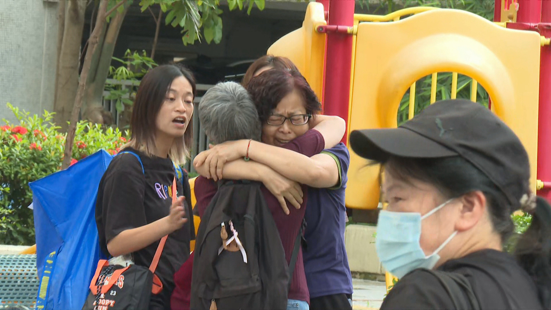 宏福苑｜宏道閣住戶拍全家福告別40年家園　有居民單位基本完好嘆時間不足