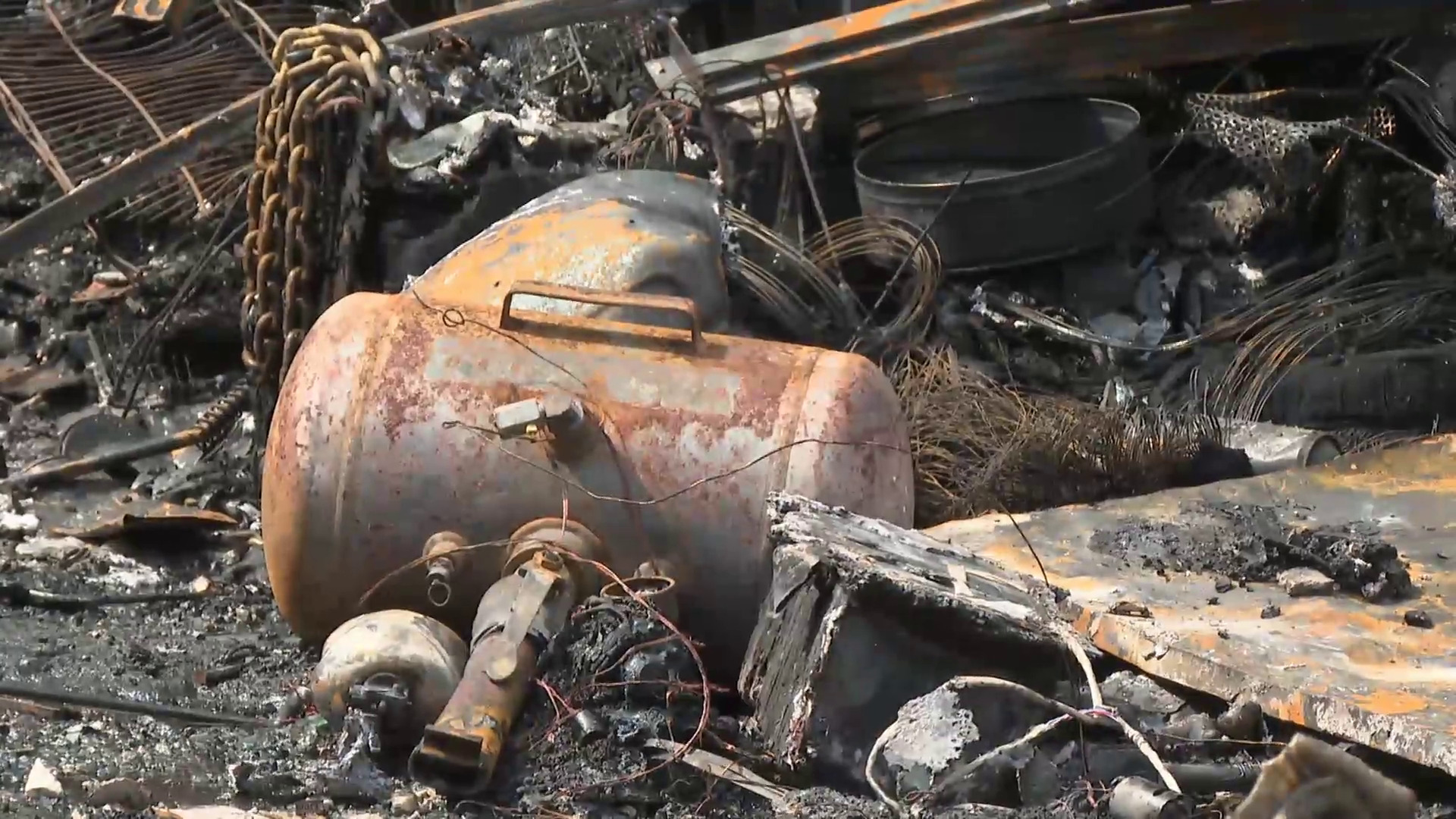 八鄉村屋火警傳爆炸聲　黑煙夾雜火球衝上半空　消防救出一貓一狗