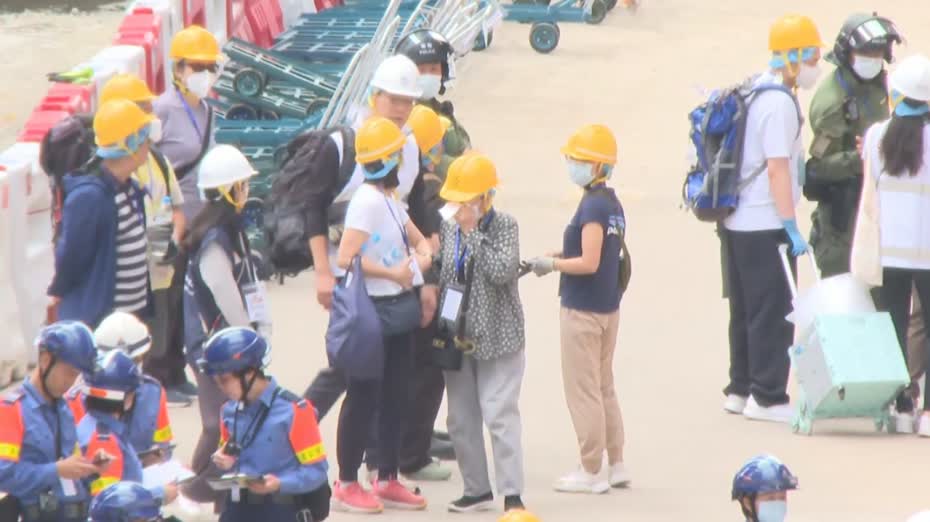 宏福苑｜八旬冼婆婆重返家園潸然淚下　沒升降機只能折返　女兒：無奈囉