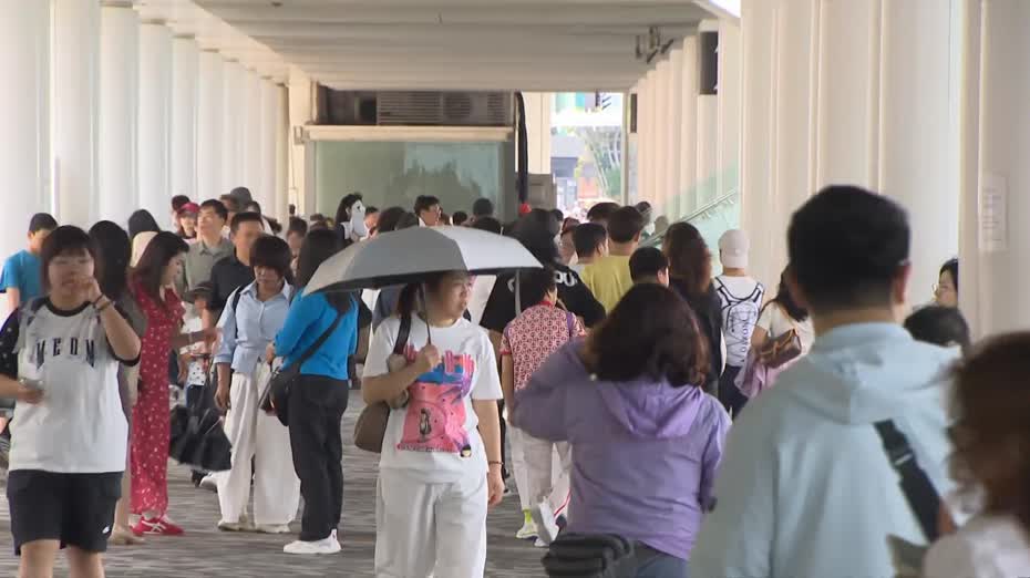 五一黃金周｜尖沙咀海旁人頭湧湧　遊客幾乎築成人牆　南京旅客：可能當天回去、住深圳那邊