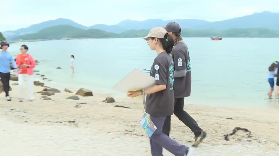 五一黃金周｜不少旅客到訪西貢橋咀島　有職員派傳單提醒勿觸摸採集海洋生物
