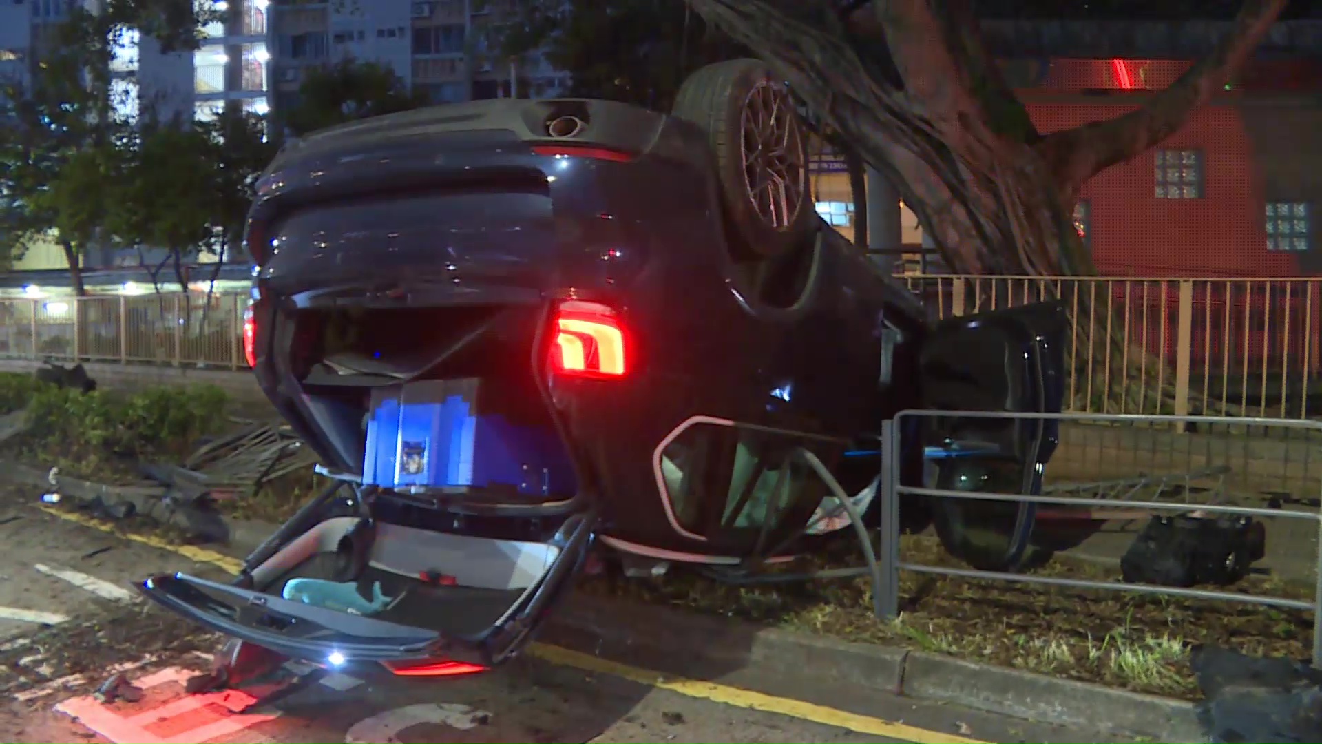 觀塘私家車失控撞欄翻側　司機逃去無蹤