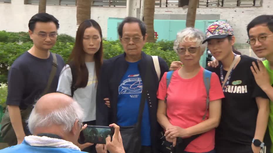 宏福苑｜有居民拍一家七口合照留念　帶Time to go home襟章上樓執拾