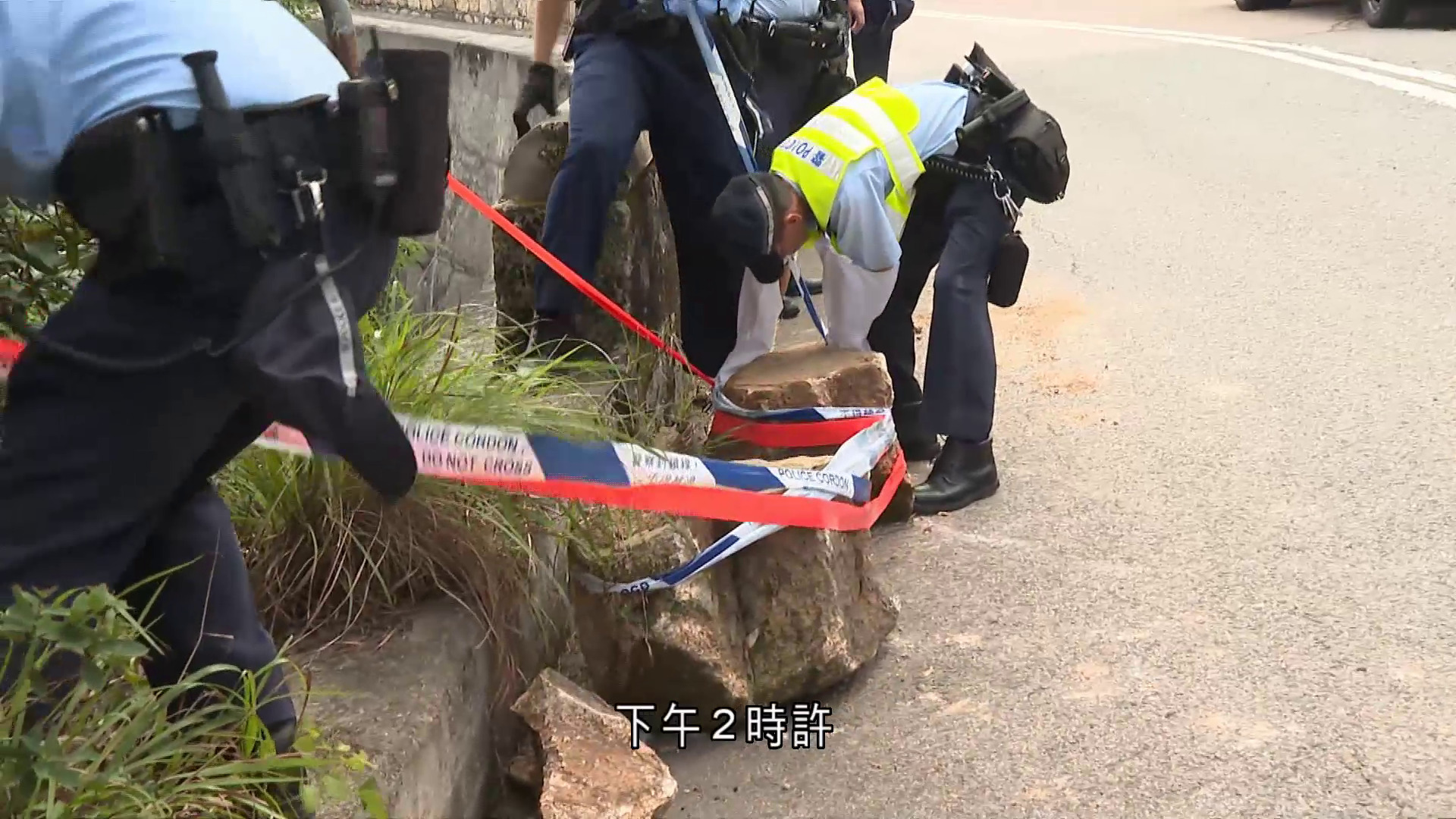 石澳道鶴咀附近山坡有大石滾下　警封路移走　無人受傷