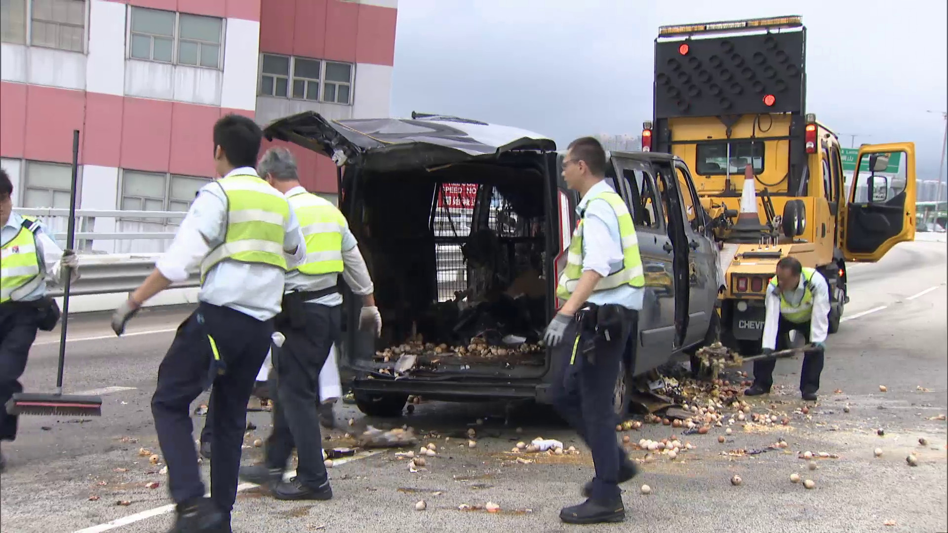 青葵公路客貨車起火　無人傷　馬路遺下雞蛋和檸檬