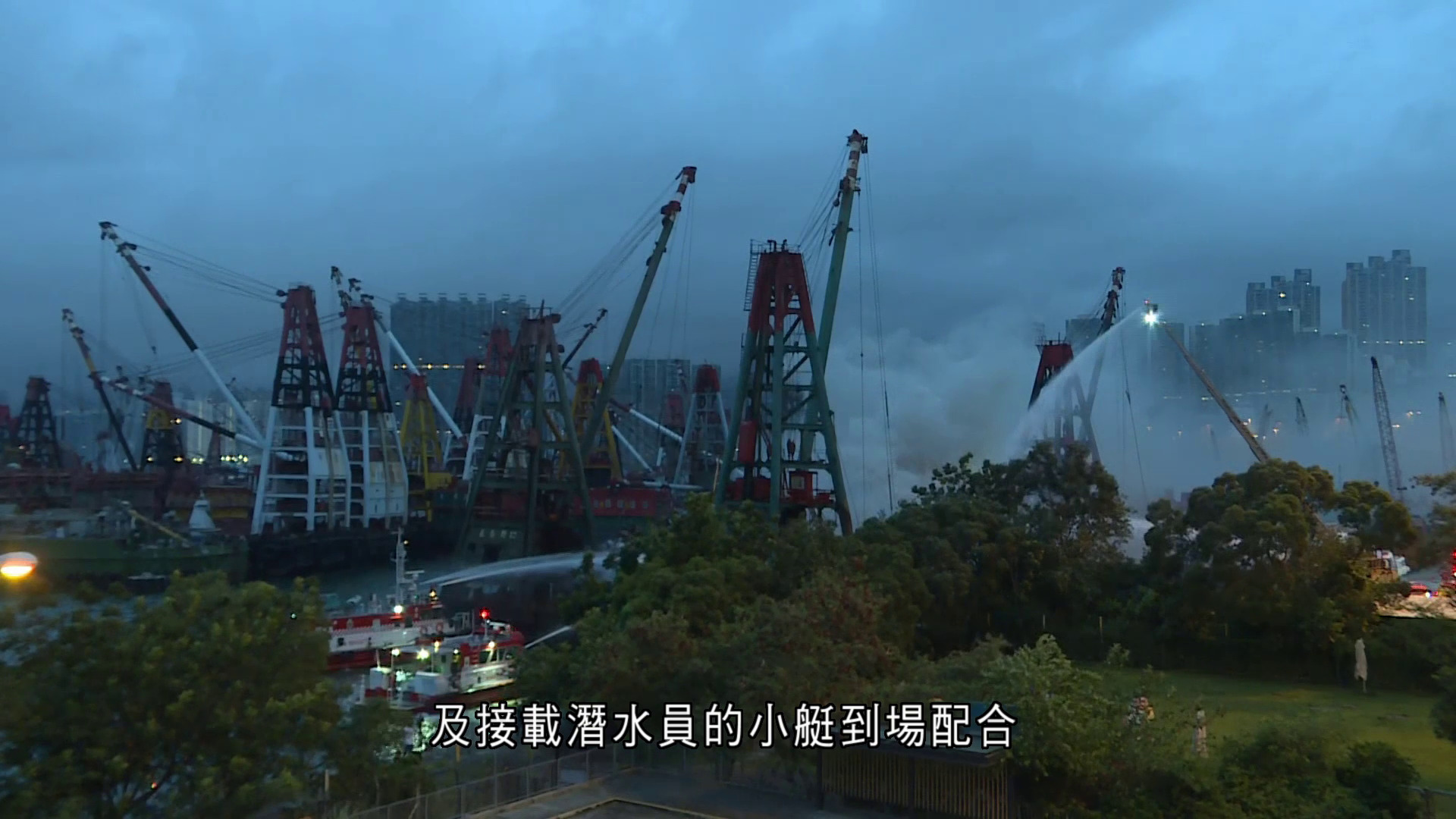 新油麻地避風塘躉船起火　濃煙一度飄向附近區域