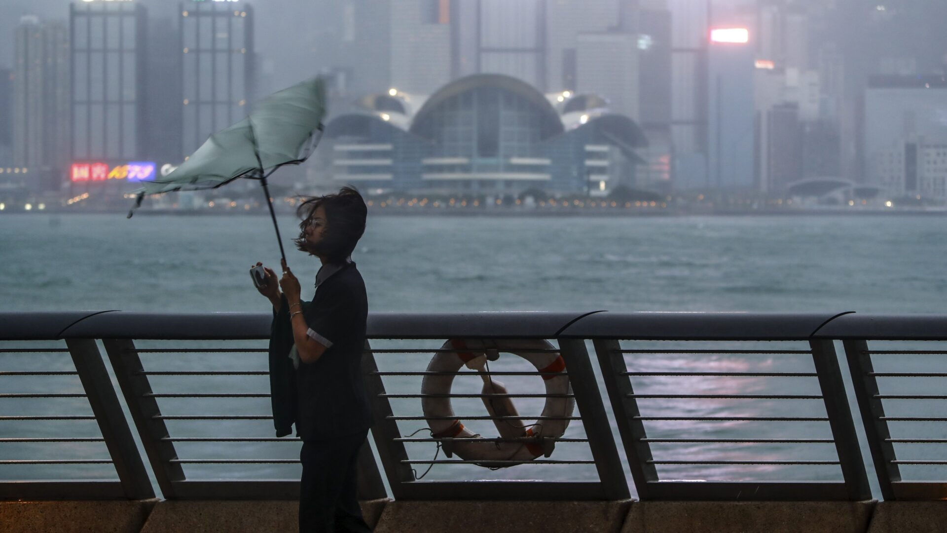 天文台發出黃色暴雨警告信號
