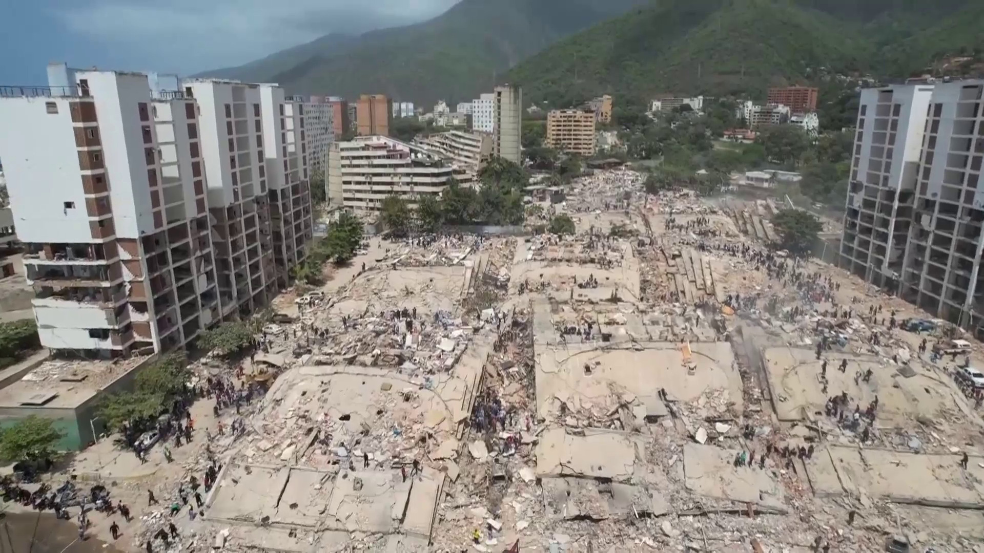 委內瑞拉地震｜增至920死、逾3,300傷　民眾不滿救災進度緩慢　部份人被迫徒手挖掘