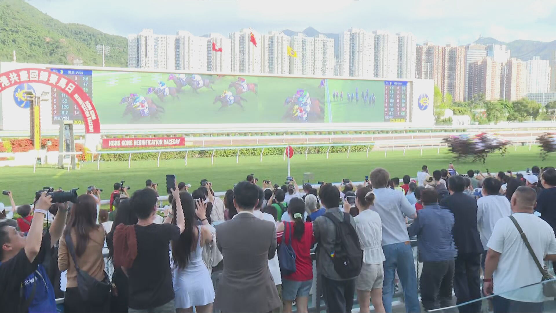 七一｜沙田馬場回歸賽馬日　逾2.7萬人次入場　旅客量增逾3成創新高