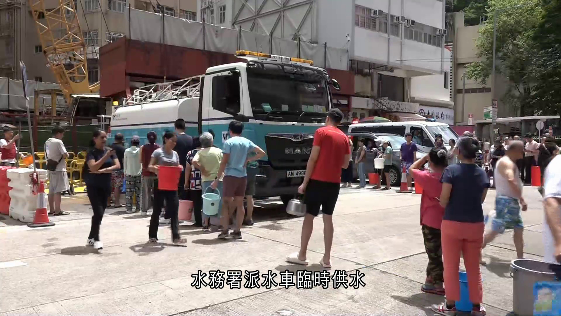 筲箕灣停水｜水務署：新成街18吋長水管爆裂　工人正搶修