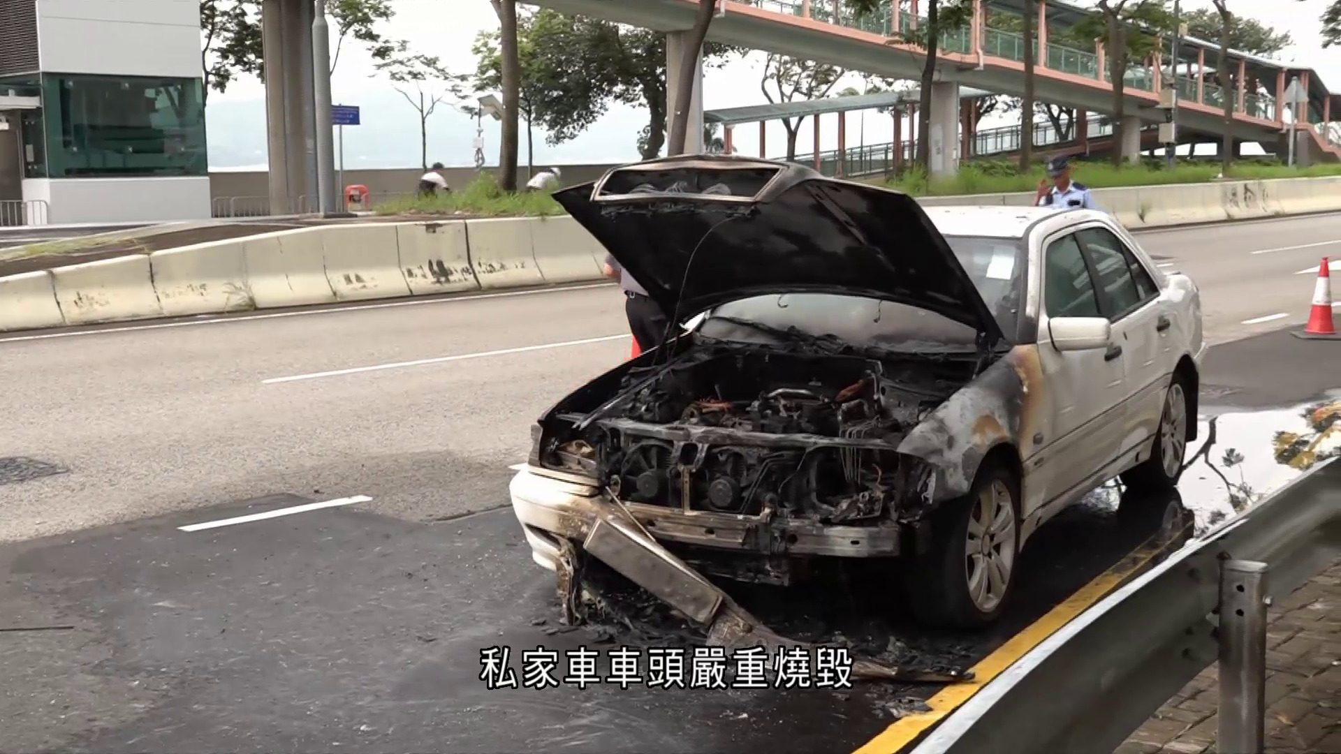 荃灣私家車疑引擎過熱起火　無人受傷