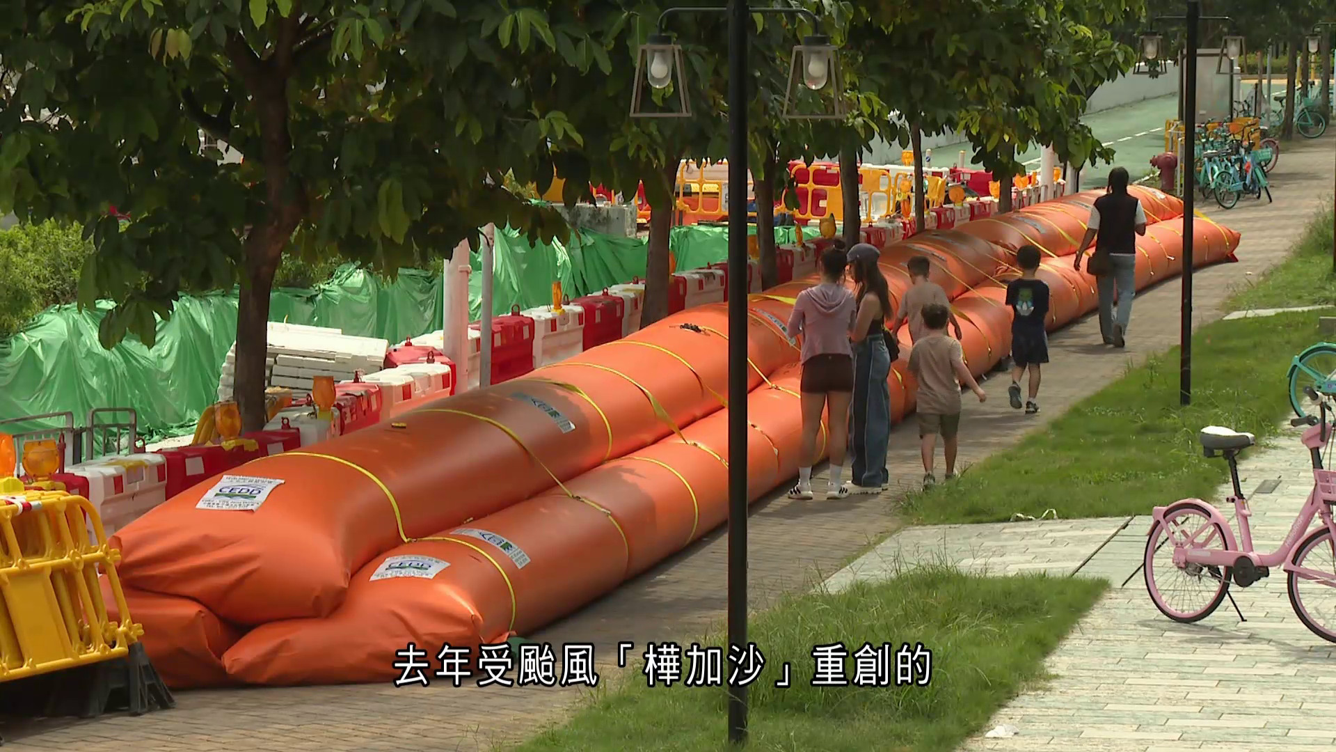 颱風紅霞｜水浸黑點柴灣、將軍澳海濱堆沙包擋水板　「龍吸水」鯉魚門候命　車主：不怕、加了水閘