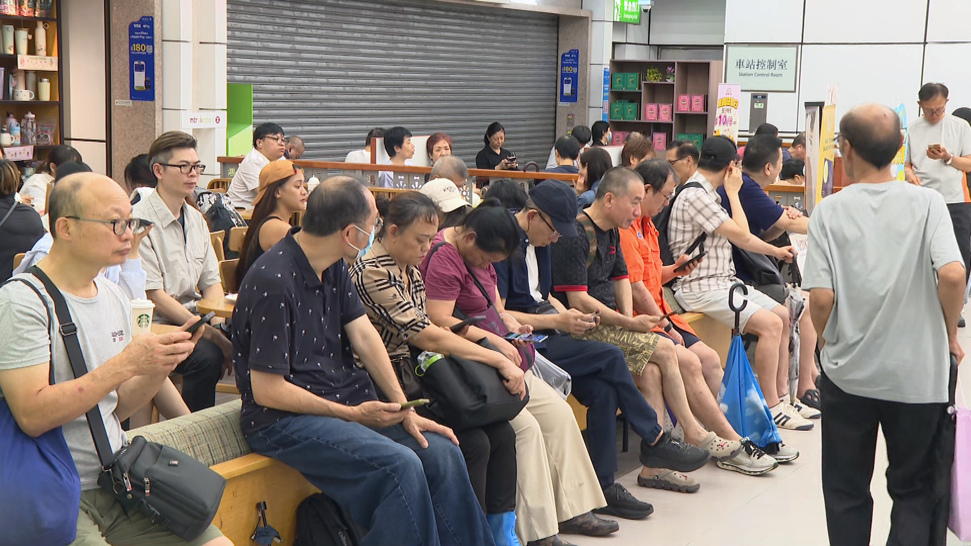 紅霞｜東鐵火炭至羅湖段一度停駛　有市民不滿批「次次係咁」　大埔墟站接駁巴士現長龍