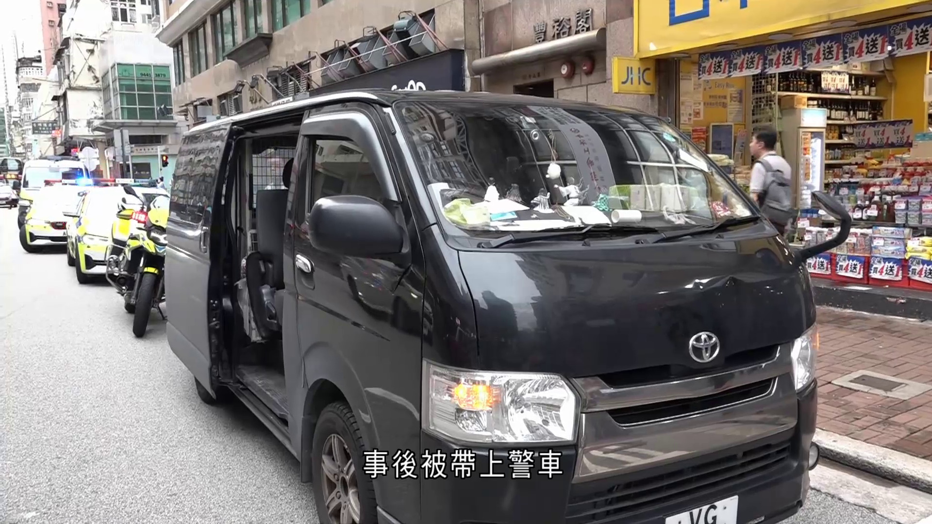 長沙灣老婦過馬路捱客貨車撞　昏迷送院搶救