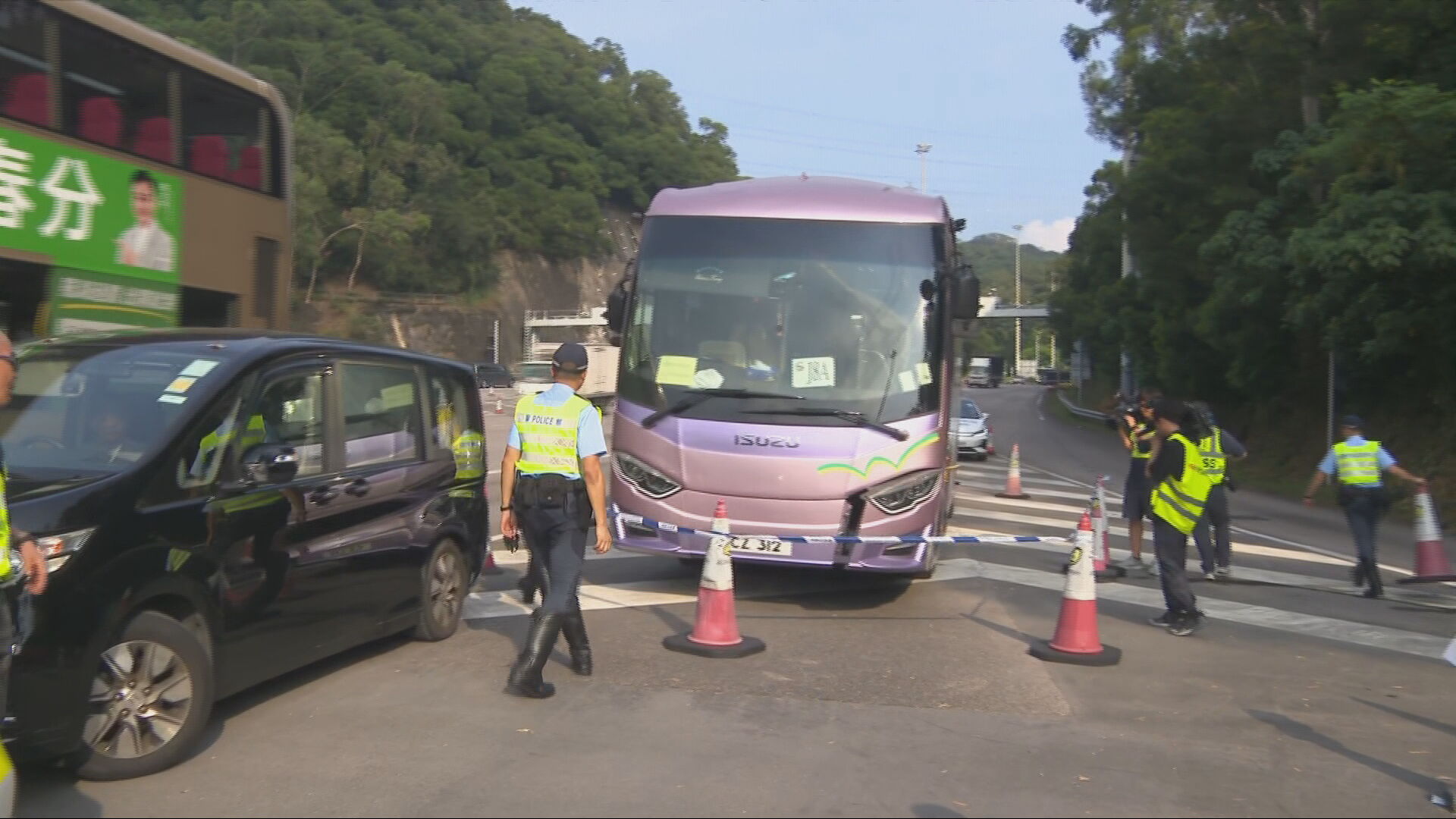 五旬司機突病發暈倒　城隧旅遊巴失事撞壆　車上47名小童沒受傷