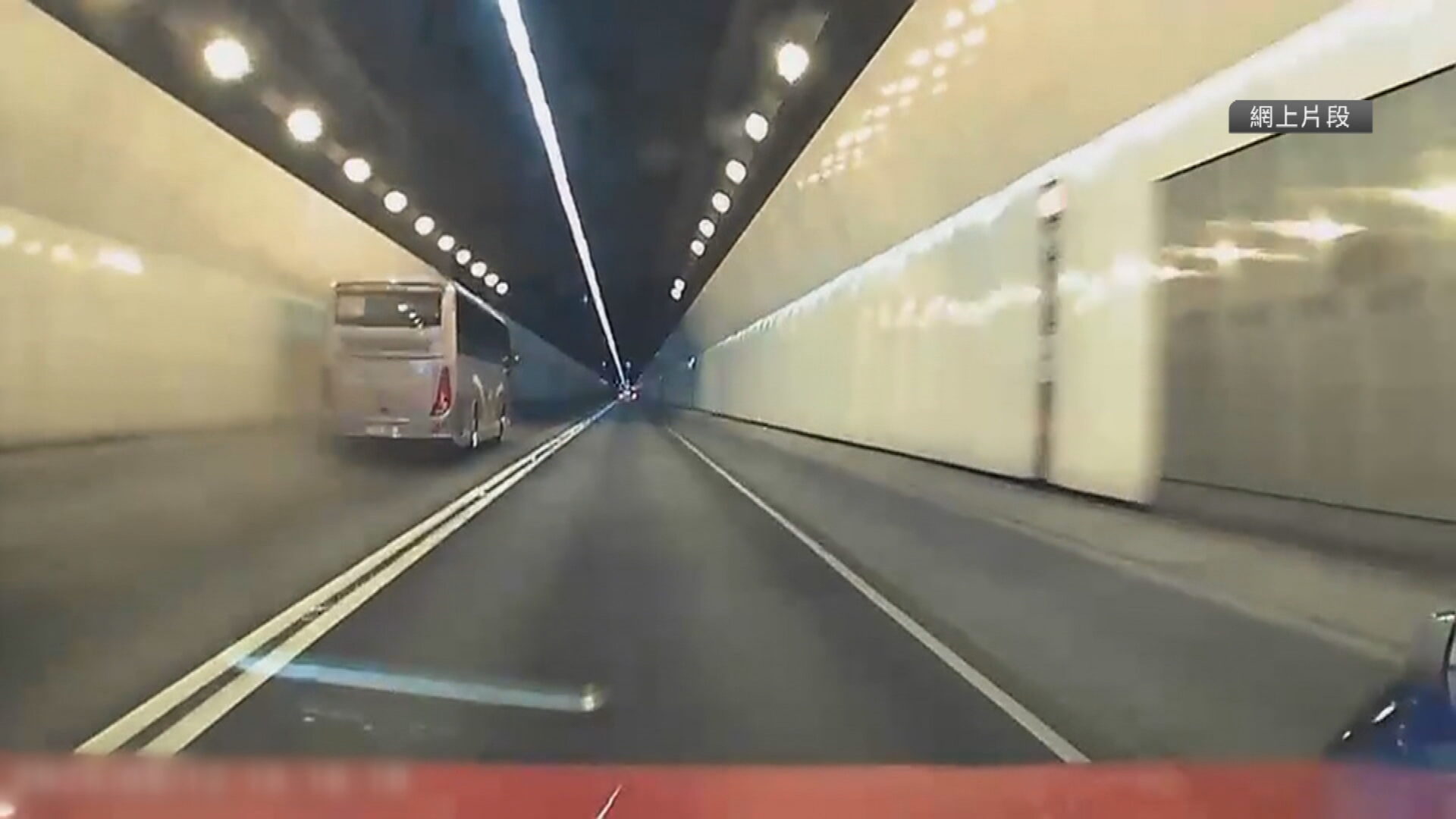 城隧旅巴撞壆衝前百米始停下　車上47名小童悉數安全　71歲司機疑病發暈倒不治