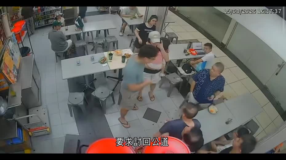 新加坡老伯輕拍女童頭部　遭其父摔倒在地　呻無辜「覺得可愛才摸頭」