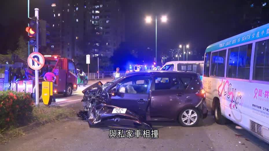 屯門私家車與專線小巴相撞　至少11人受輕傷送院