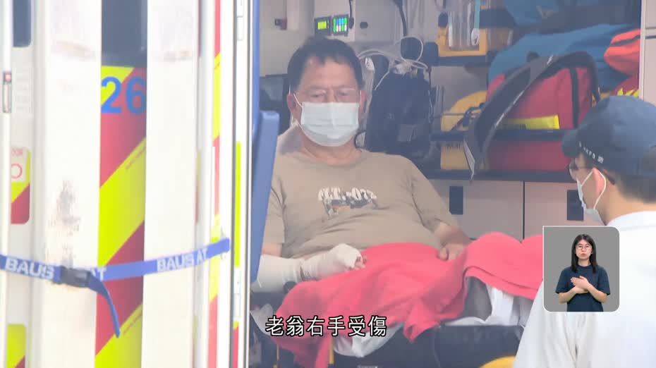 石籬邨街市搭電梯兩人疑失足　老翁右手受傷送院