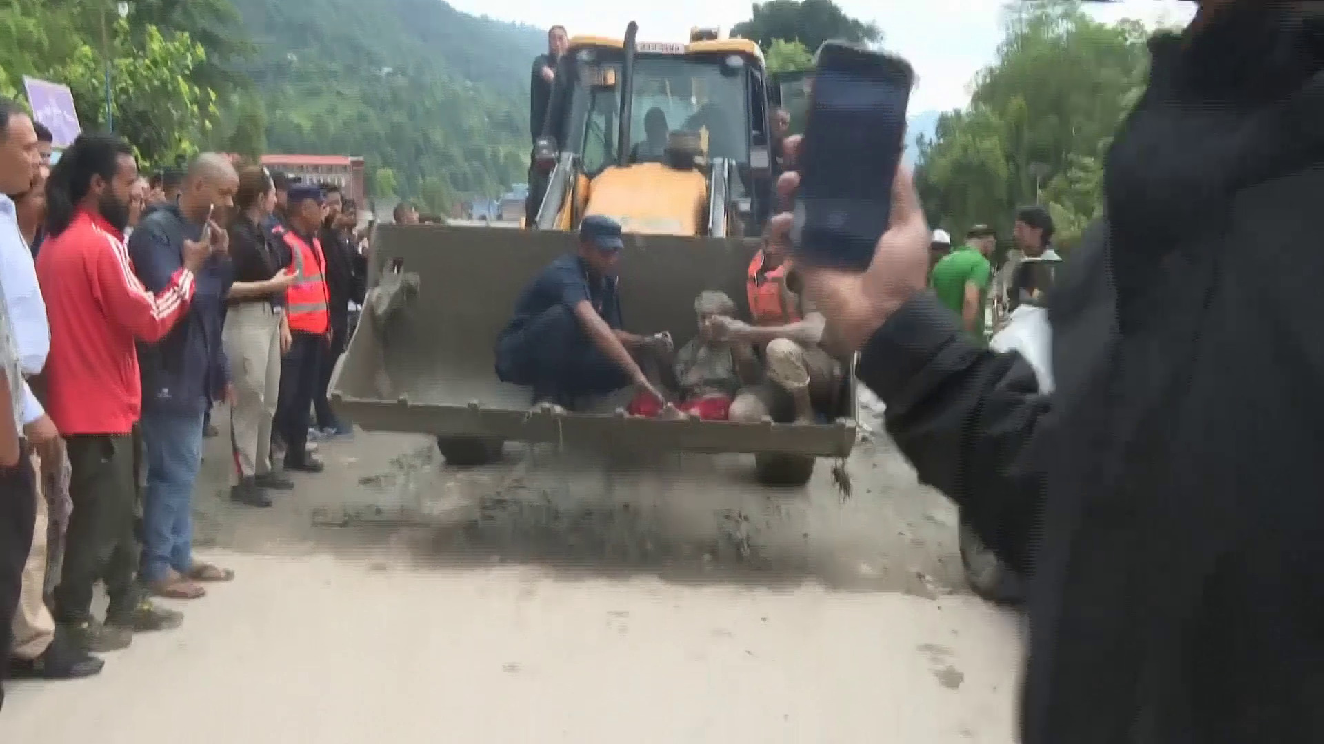 中尼邊境泥石流｜尼泊爾增至逾150死　逾300遊客失蹤　總理籲民眾團結