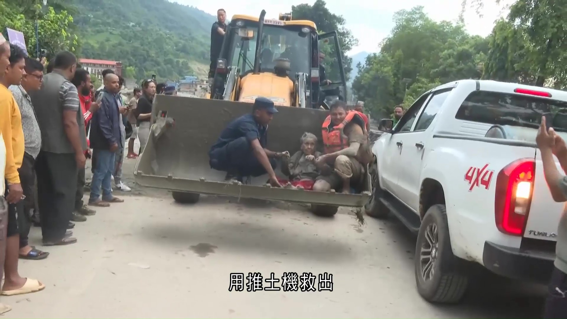 中尼邊境泥石流｜更多事發片段曝光　多人跑上山避難　見洪水瞬間夷平村落