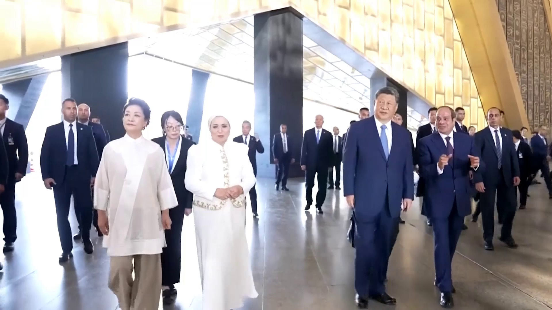 習近平與彭麗媛參觀大埃及博物館