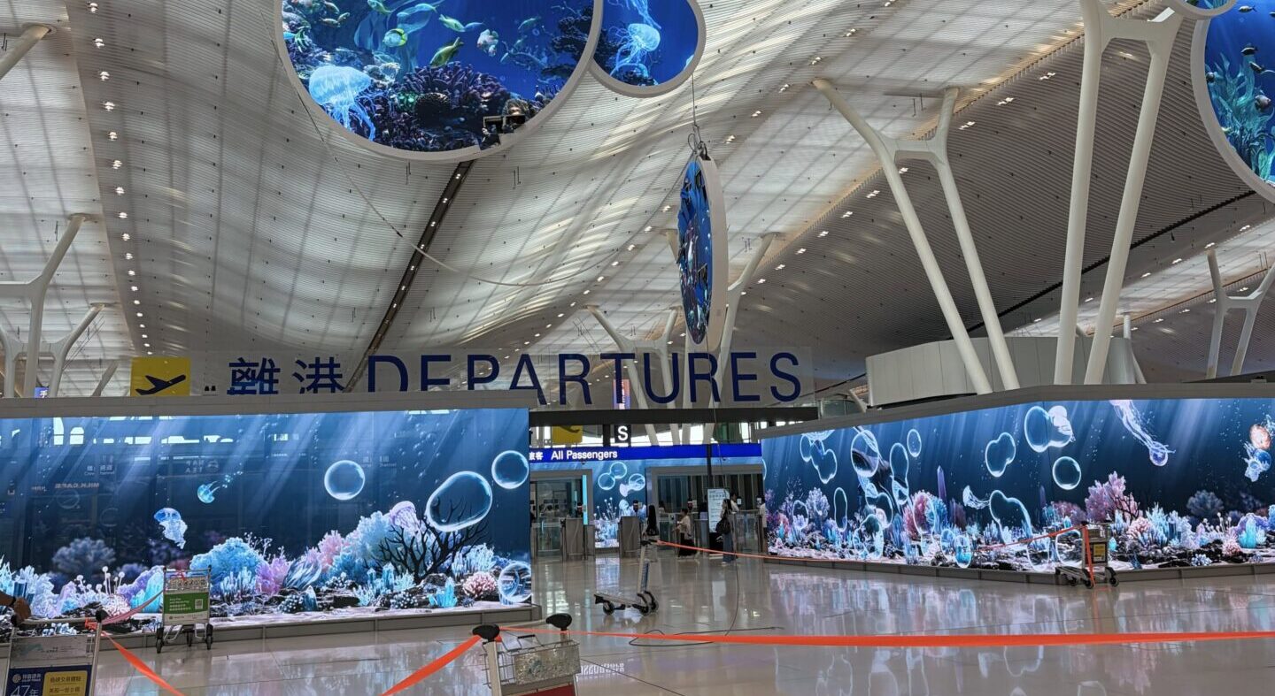 機場T2高空屏幕疑似斷索　機管局：防墮系統發揮作用　現場已圍封