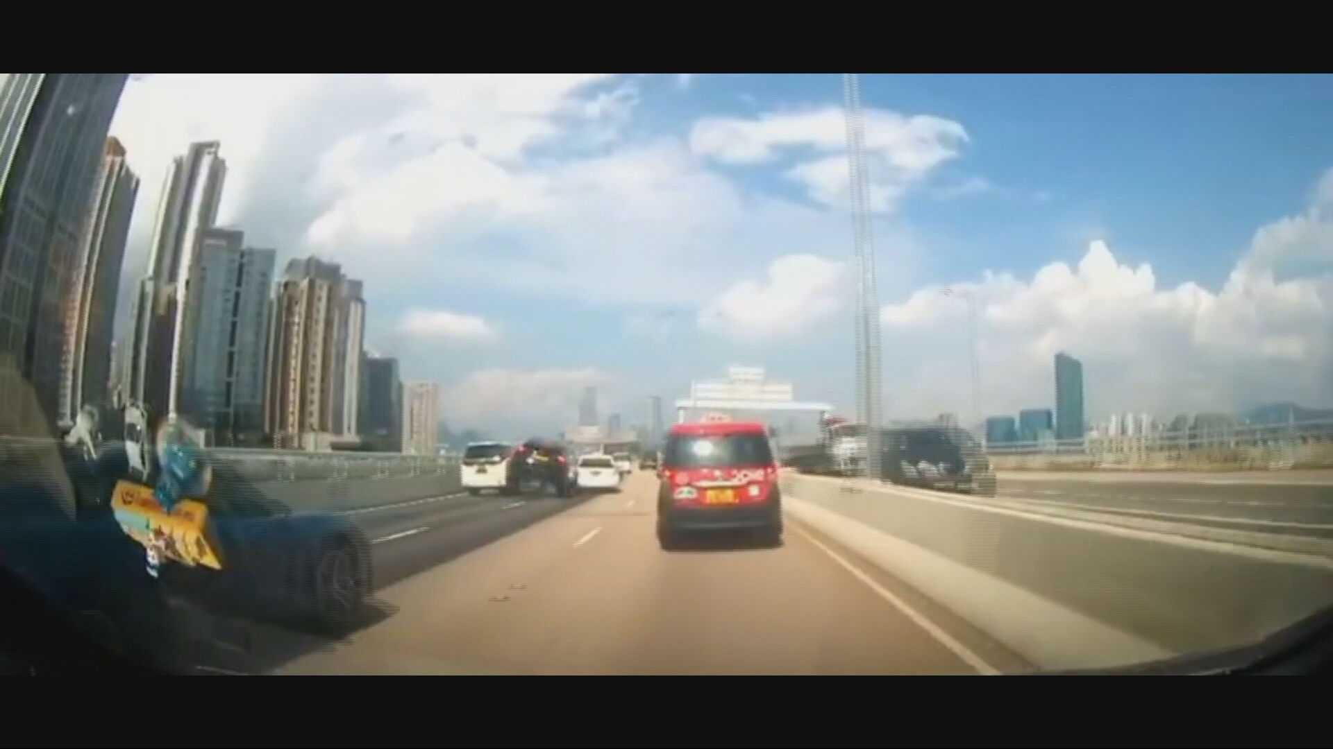 北角東區走廊私家車追尾連撞兩車　私家車司機昏迷送院搶救後不治