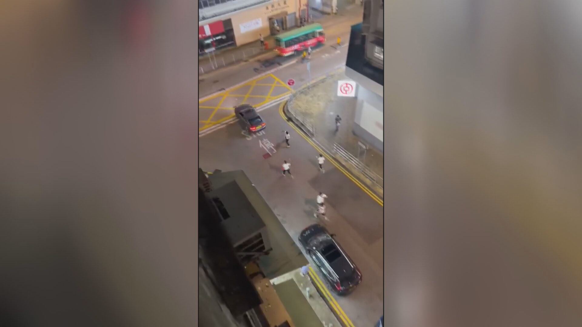 網傳葵涌私家車衝人群遭掟硬物還擊　警反黑組拘7南亞漢涉非法集結等