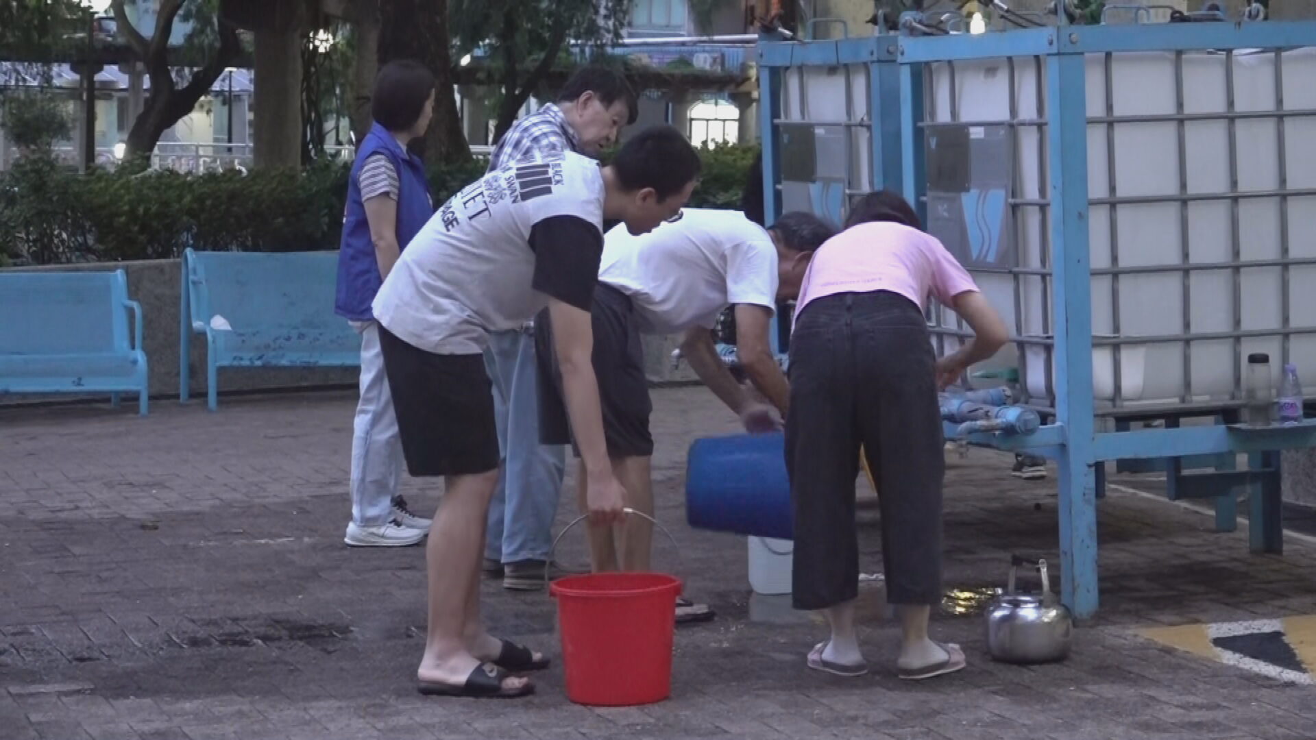 葵涌葵興邨水管滲漏停水逾20小時　仍在搶修　水務署派水車水缸供水