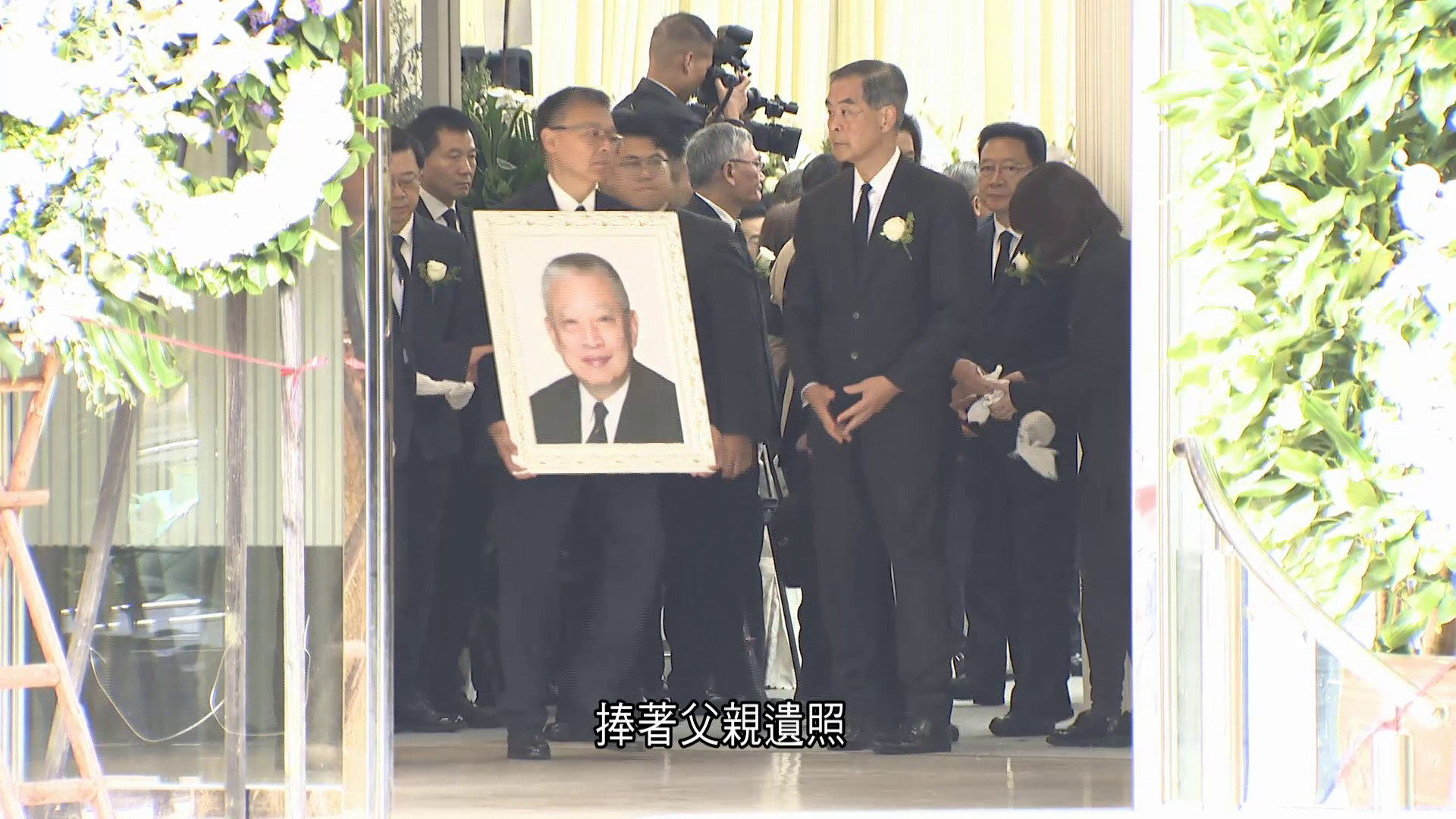 董建華舉殯｜靈柩蓋上國旗、移送哥連臣角火葬場　市民沿途送別：值得尊重的好特首