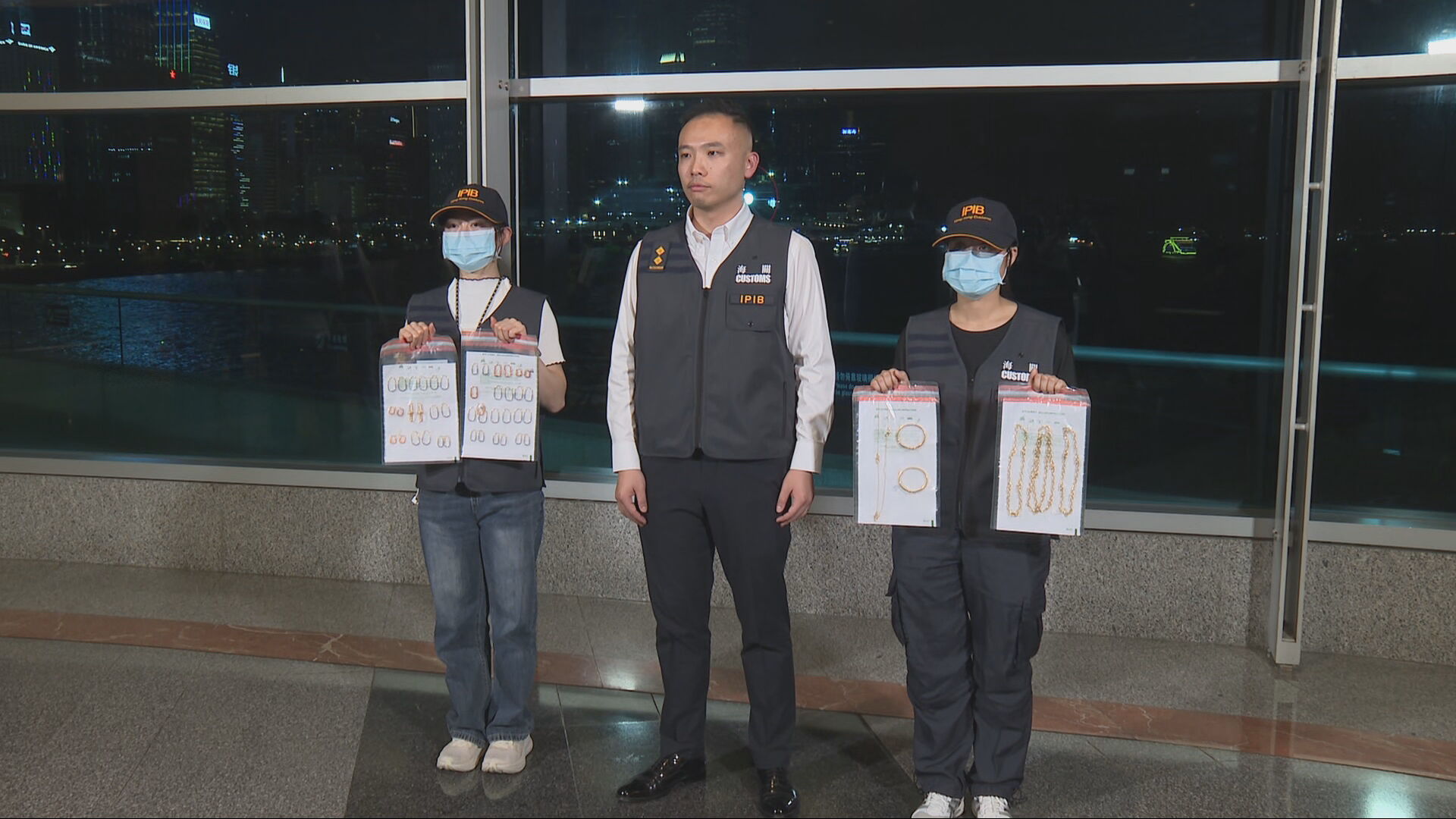 會展展覽攤位售賣侵權飾物　兩男女被捕
