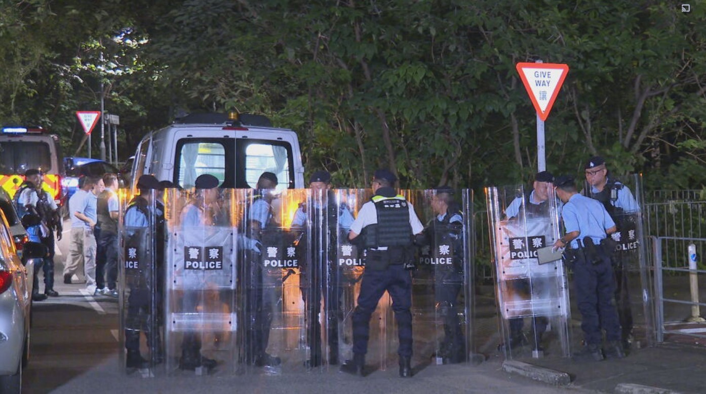 元朗狗襲人命案｜漁護署晚上聯同警方　案發地點一帶捕捉流浪狗　