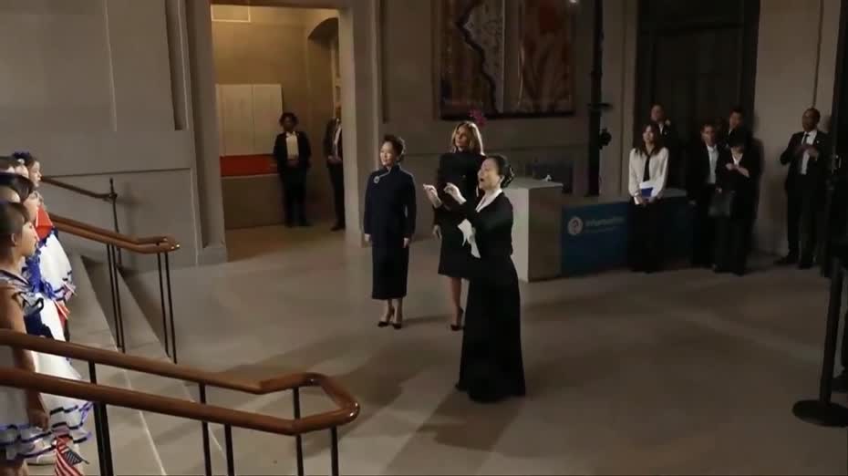 習特會｜彭麗媛、梅拉尼婭到亞洲藝術博物館參觀　欣賞兒童合唱團表演中國歌曲