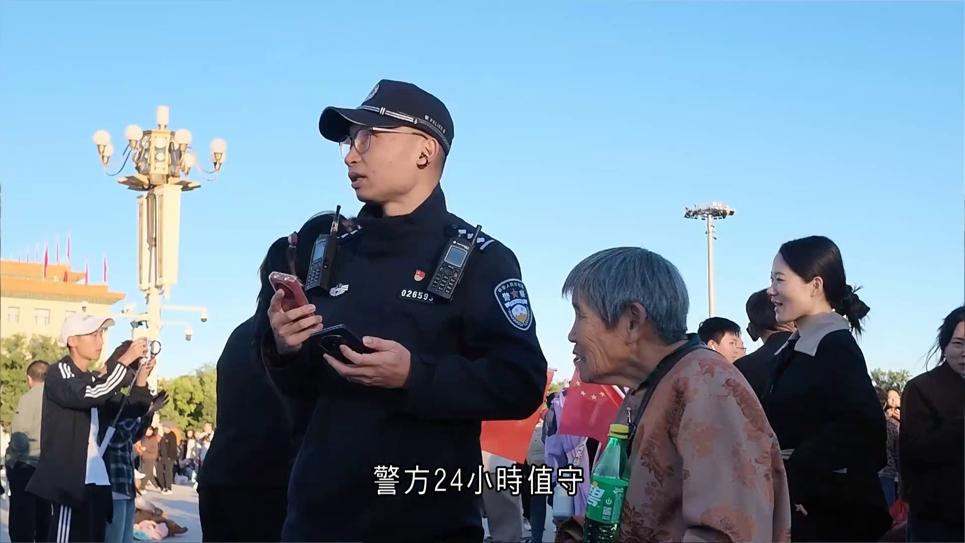 國慶假天安門廣場迎來客流高峰　無人警務車首次出動