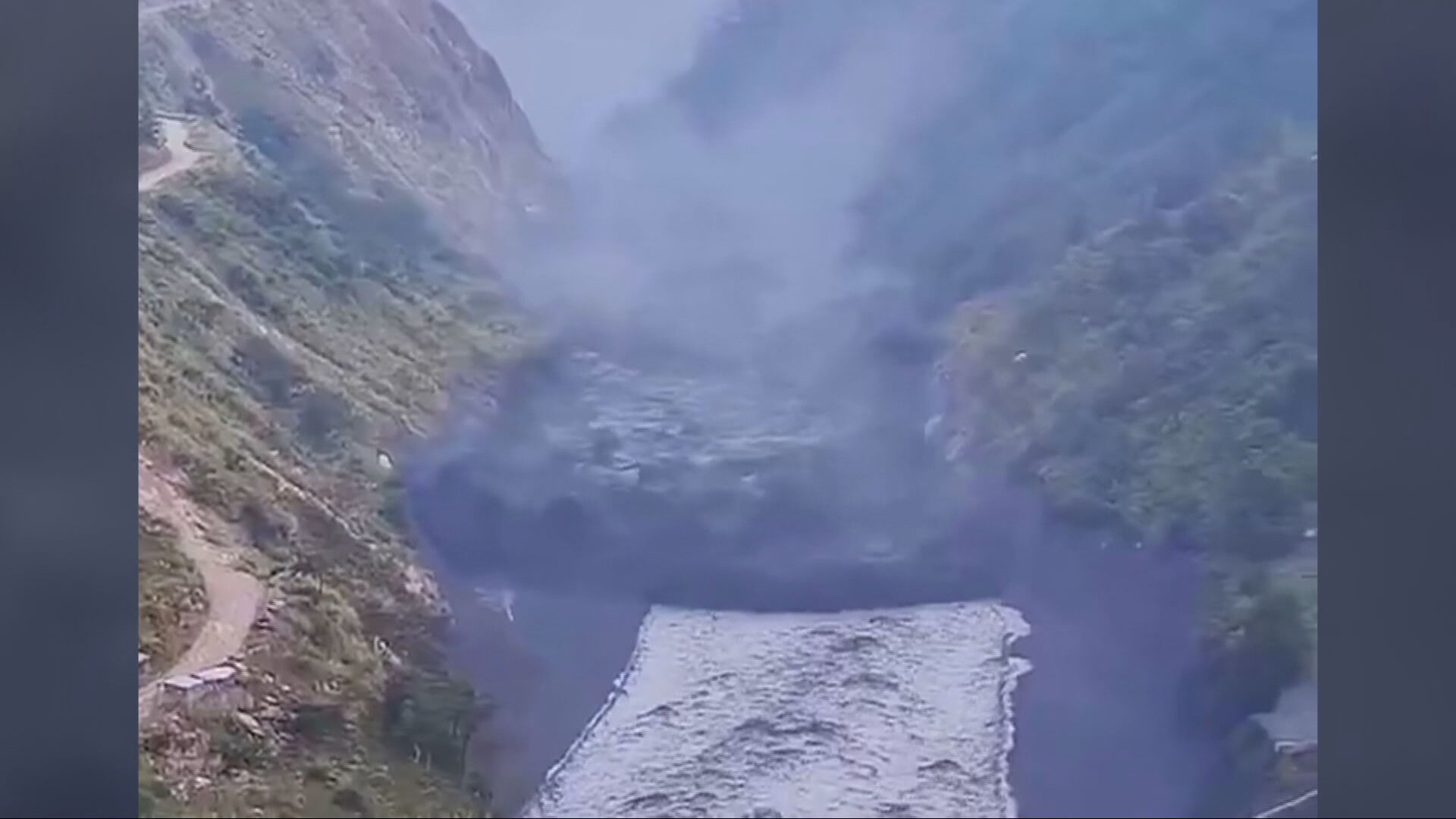 尼泊爾中部山洪暴發　沖毀房屋及基建　有喜馬拉雅登山客被困