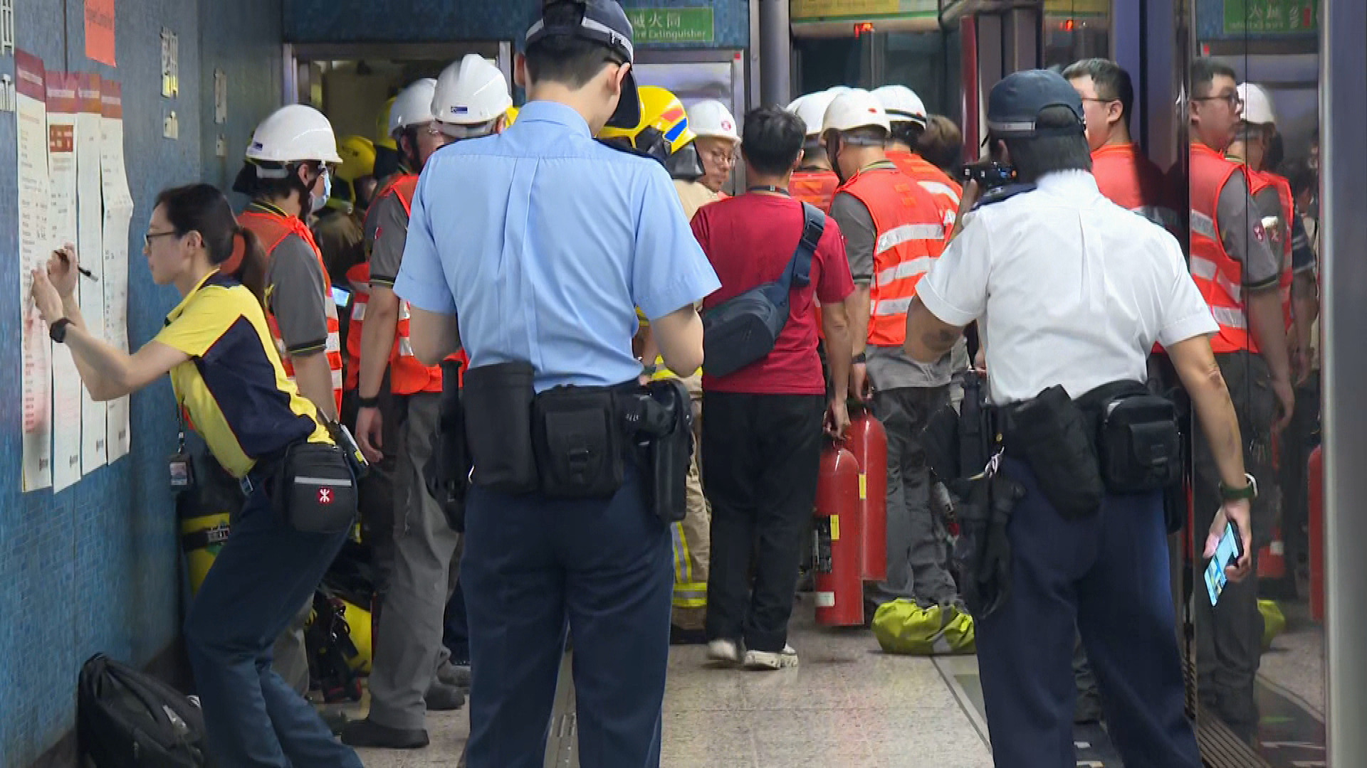 藍田站道岔絕緣膠疑短路起火　觀塘至調景嶺列車停駛近一小時　放工時段大批乘客受阻
