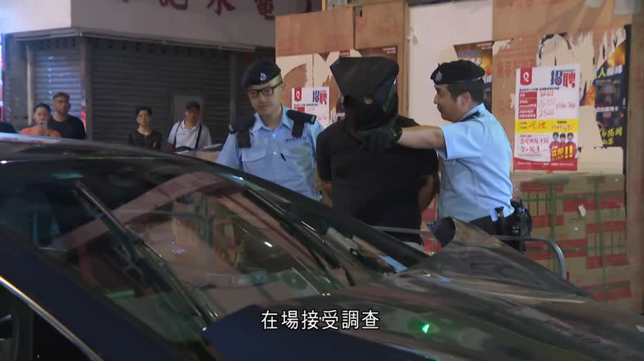 觀塘私家車逆線撞三車　遭警追捕檢獲多種毒品　26歲司機被捕