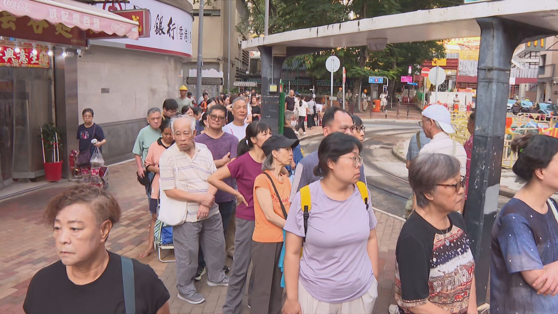 筲箕灣道爆水管　食肆浸壞設備　店主：維修幾十萬　市民排隊取水：勞師動眾