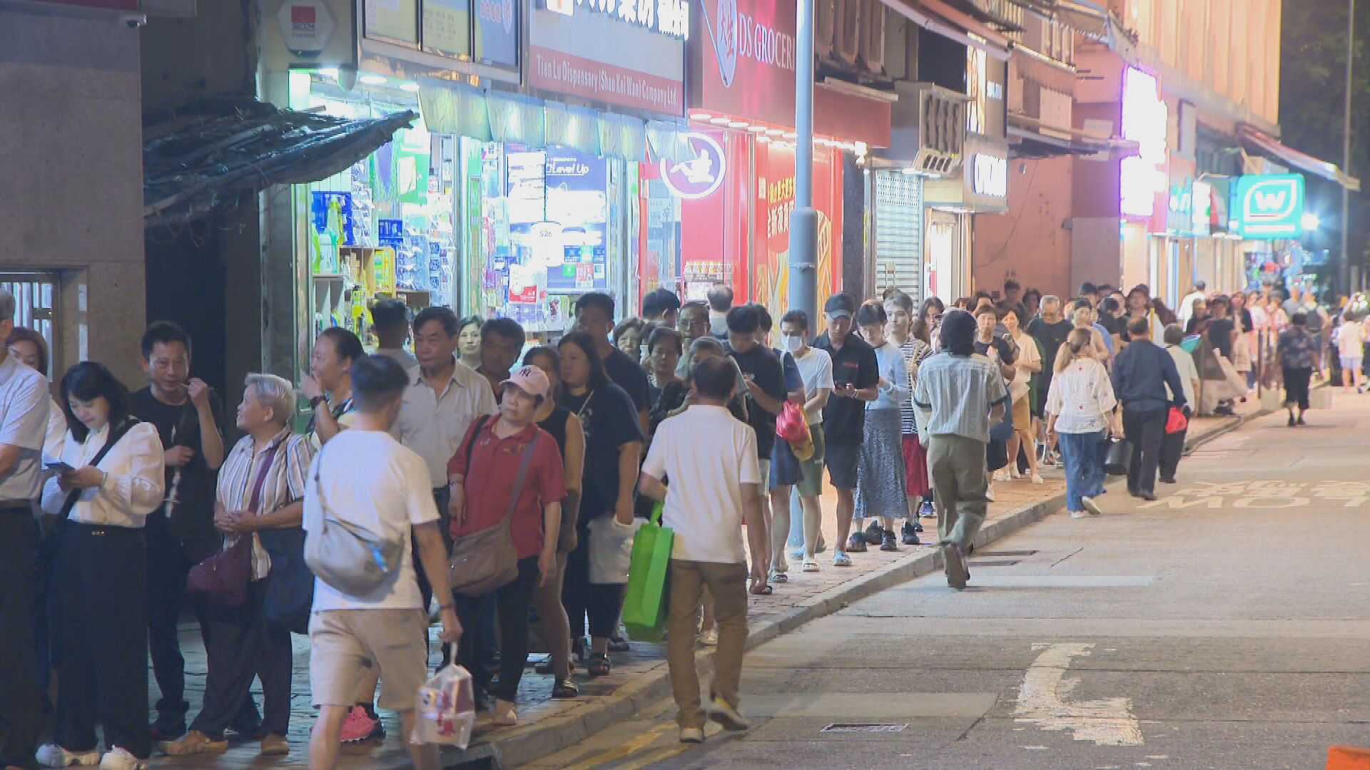 筲箕灣道爆水管　入夜後居民取水大排長龍