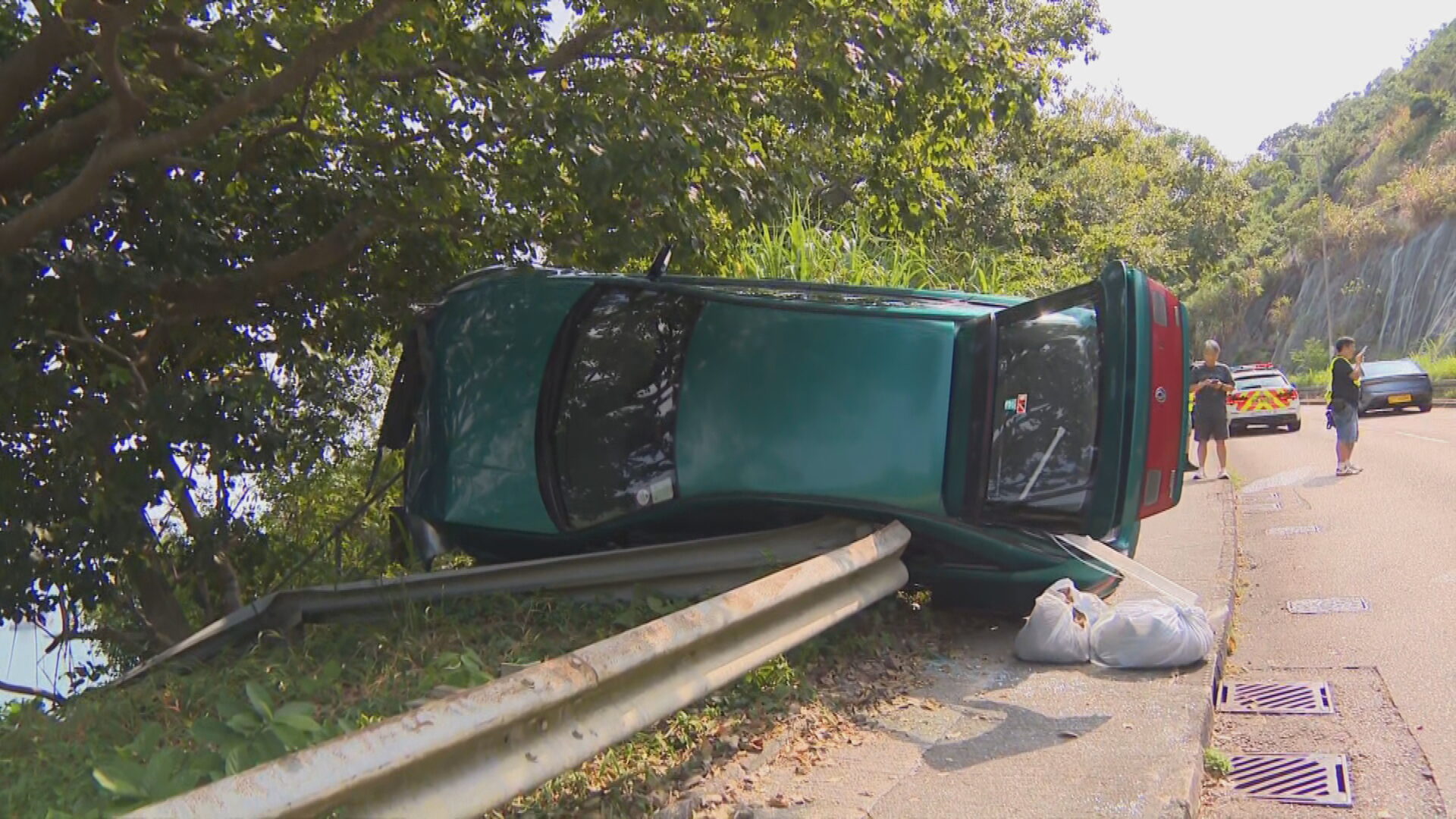 清水灣私家車疑避狗失控翻側　司機一度被困受傷清醒送院